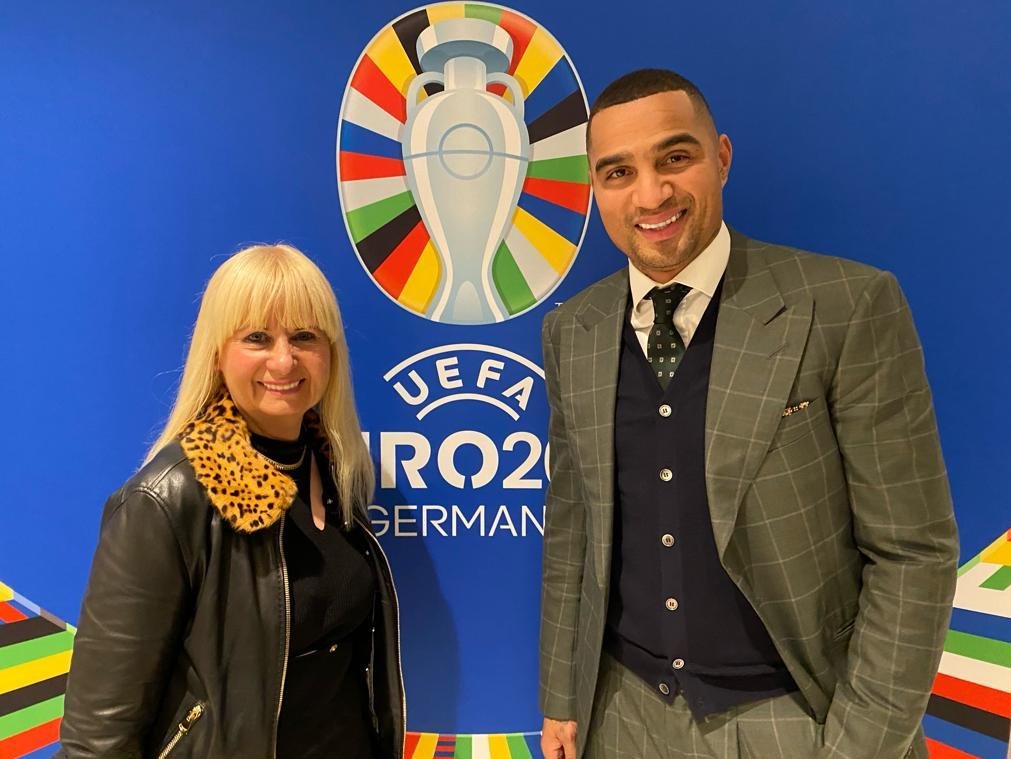 Iris Spranger und Kevin-Prince Boateng vor blauer Wand mit UEFA EURO 2024 Logo