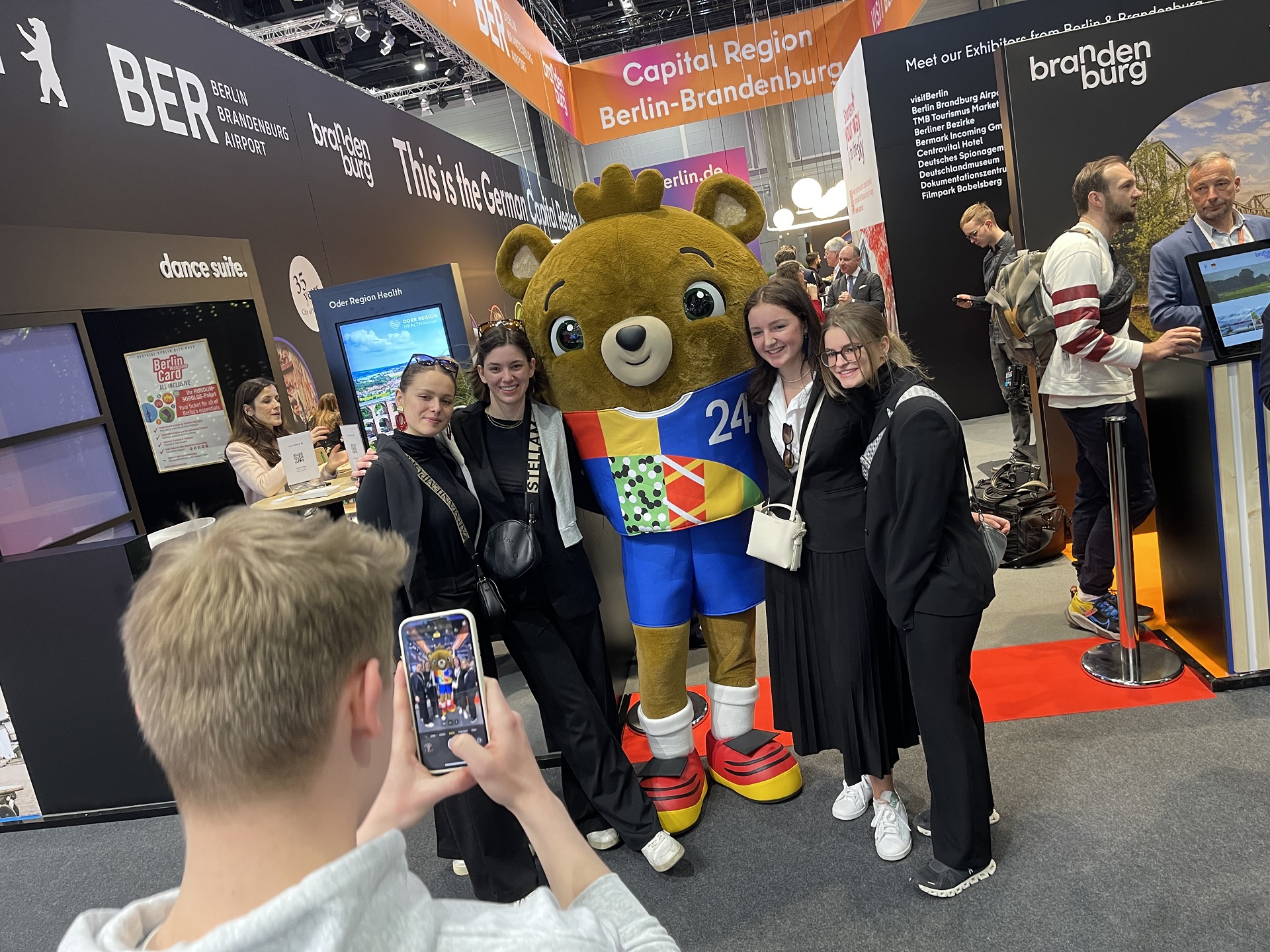 Maskottchen Albärt auf der ITB Berlin